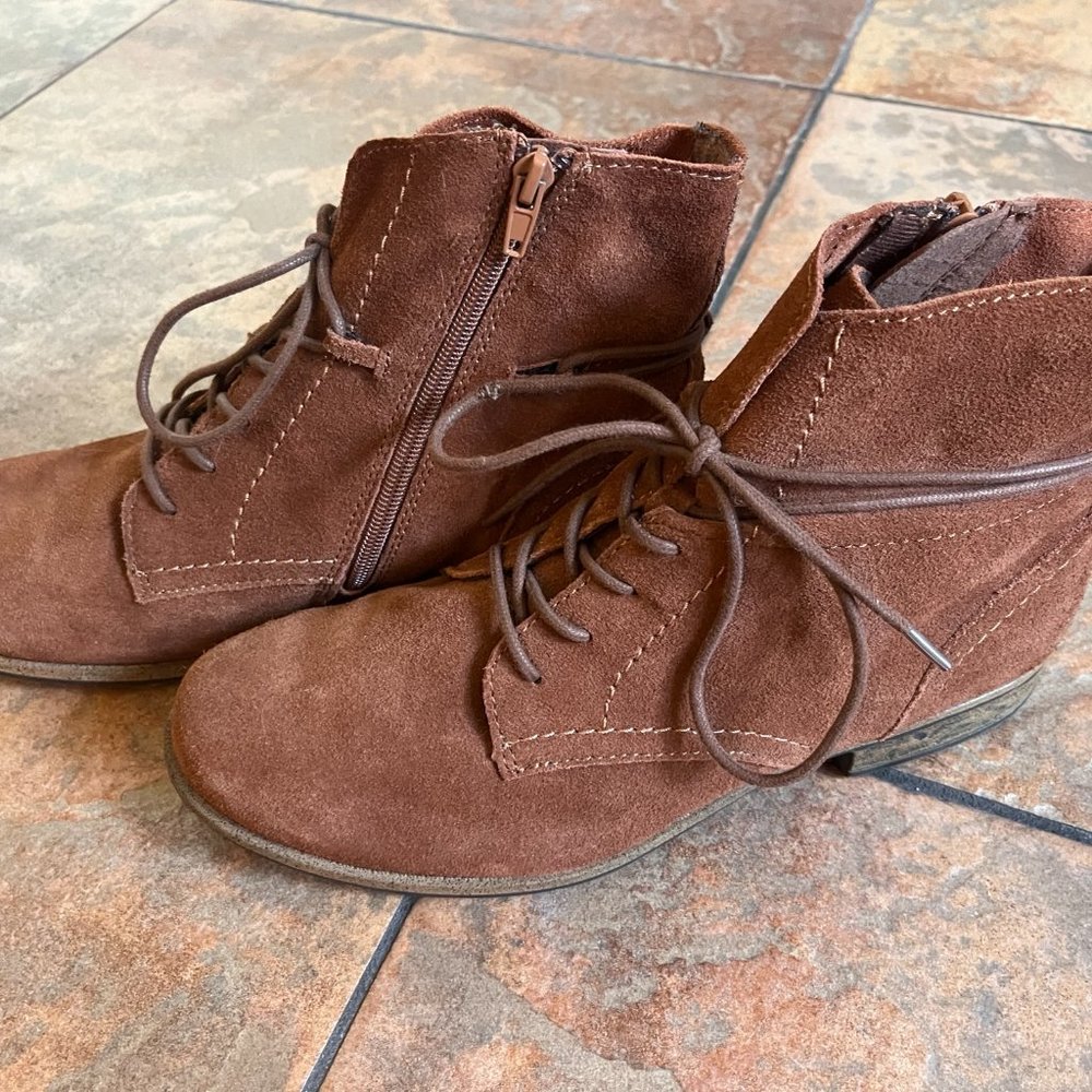ORIGINS reddish tan color bootie with zipper inside size 11
